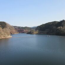 「青蓮寺ダム」によって形成された「青蓮寺湖」