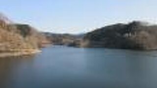 「青蓮寺ダム」によって形成されたダム湖は「青蓮寺湖」