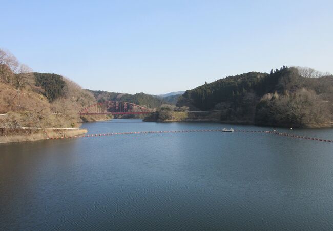 「青蓮寺ダム」によって形成されたダム湖は「青蓮寺湖」