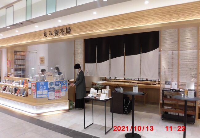 きときと市場 とやマルシェ内のカウンターのあるお茶屋さん