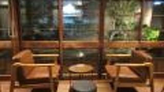 スタバになっているので、気軽に店内を眺められる