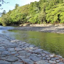 内宮の参道途中にある御手洗場。後ろの流れが五十鈴川