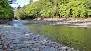 伊勢神宮内宮の神聖な世界に導く清流