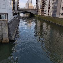 都心を流れる神田川