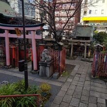 神田川沿いにある柳森神社