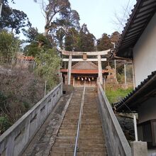 神社へとつづく階段。