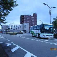 砺波駅前からシャトルバス運行。