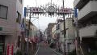 旧中山道から少し西に入ったところにあります。