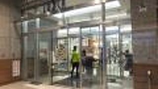 お土産物やさんも揃う。右奥のスーパーも利用価値あり。