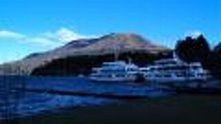 関所跡港周辺には、江戸時代の関所を再現した「箱根関所」、食事とショッピングのできる「箱根関所旅物語館」がなどがあります。