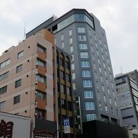 最上階の大きな窓が特徴的です