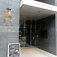 雷門沿いの玄関、重厚でありながら華美ではありません