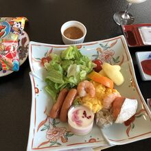 幼児用の朝食。袋いっぱいのお菓子とケーキは後でね。