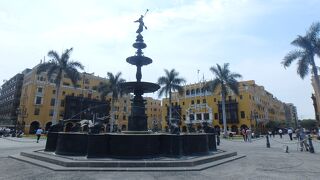 大統領宮殿や大聖堂があるリマの中心にある広場