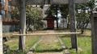 春日造の檜皮葺一間社。境内への立ち入りはできなかった。