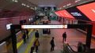 大阪の街の中央を南北に一気に移動できる便利な線です