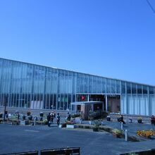 モダンな建物の外観