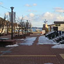 シーパルピア女川は、港のすぐそばまで続いています。