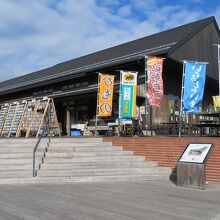 シーパルピア女川の一番港寄りにあります。