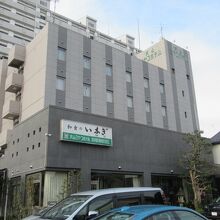 裏のマンションが建つ前は堂々たる構えだったんでしょうけれど