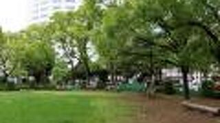 繁華街で自然を感じ、くつろげる場所。