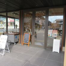 お店の外観はちょっと地味。お見逃しなく。