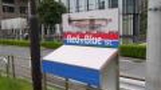 川沿いにのびる通り。