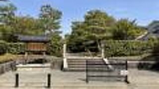 落ち着いた住宅街の中にある