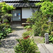 この奥に大小3つの池があり