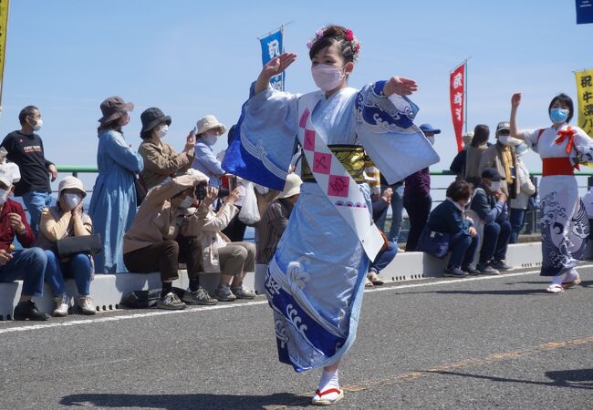 もともとは風待ちをする船乗りたちの酒盛り踊り