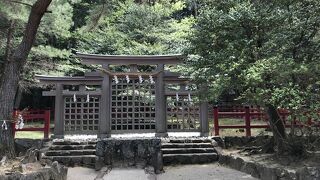 全国的にも珍しい『三ツ鳥居』越しに護身座を拝む古代の信仰形態を守る神社！