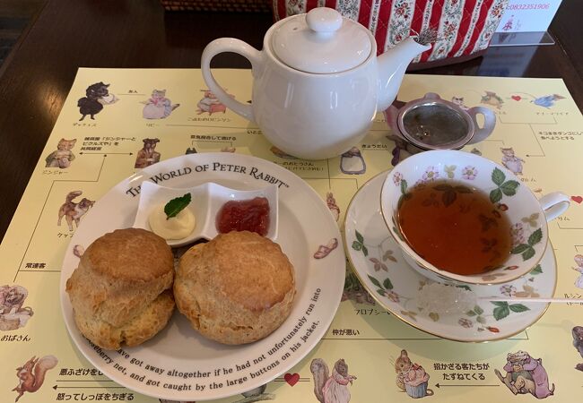 日本最古の領事館建築物の中でお茶を楽しむ
