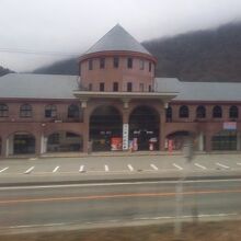 最上川下りの舟着き場（車窓からパチリ）