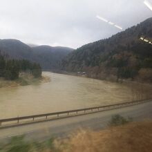 最上川.　かなり増水、濁った色でした