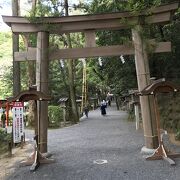 御神体である三輪山へ通ずる登拝道の出発点ともなっている大神神社の摂社。