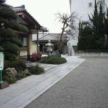 戒行寺の境内です。静寂の中、ゆっくりした感じが印象的です。