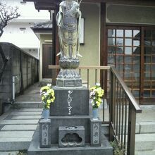 戒行寺の境内内の仏像です。長い歴史を感じさせます。