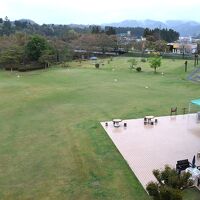 芝生の庭はグランドゴルフ場で周囲は桜並木です