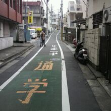 四谷の下町的な感じを漂わせている坂です。緩やかな坂です。