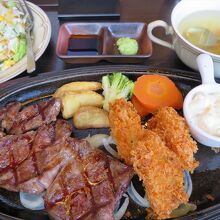 プライムステーキ＆カキフライのセット。注：ミニサラダは別料金