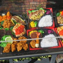 ...お弁当類の食品サンプルが出ています。