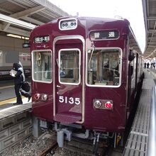 石橋阪大前駅で発車を待つ5000系電車