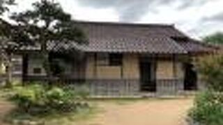 川沿いの静かな場所にある