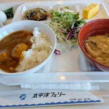 朝食です。野菜ごロゴゴロカレー、おいしかったです。