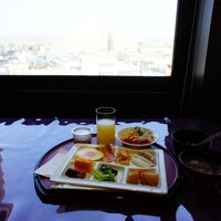 朝食バイキング。ジュースはもちろん青森のリンゴ100％。