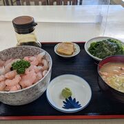 ビ丼は千円でエビがてんこ盛り