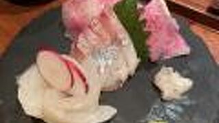 囲炉裏を囲む居酒屋