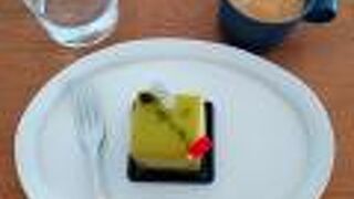 真っ白な一軒家のケーキ屋さん