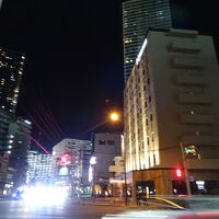 夜の外観。すぐそばにニッポンレンタカーがあります。