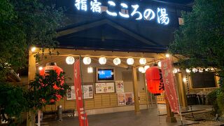 広々していて裸で太陽の下を歩く開放感がある